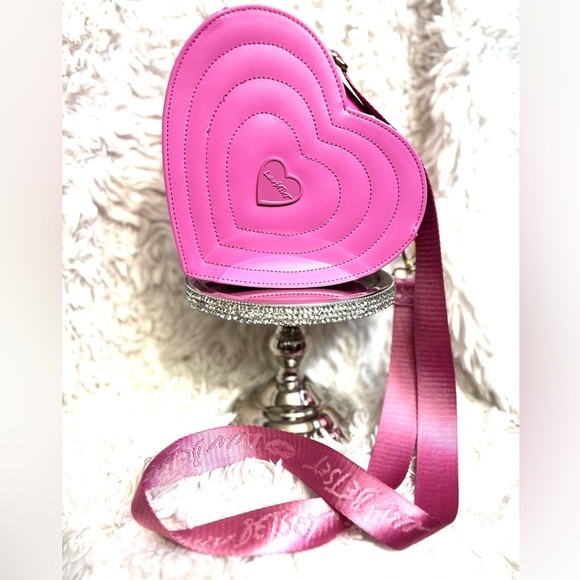 🩷🩷NWT-  Betsey Johnson, Luv Betsey, Quilted Heart-Shaped Crossbody Bag🩷🩷 - Picture 1 of 11